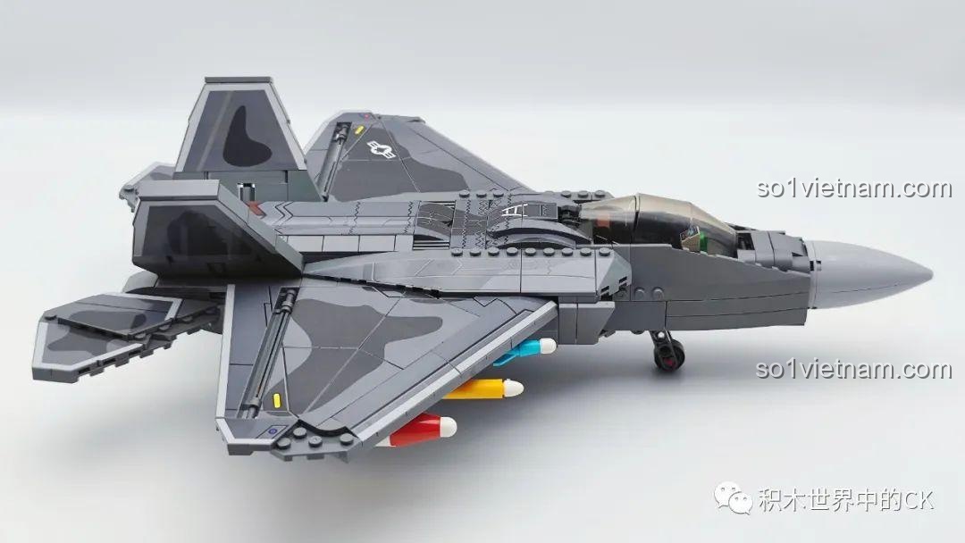 Mô hình hoàn chỉnh của đồ chơi lắp ráp Máy bay chiến đấu F-22 Raptor 207124, nhìn từ góc nghiêng bên hông với bánh xe hạ cánh.