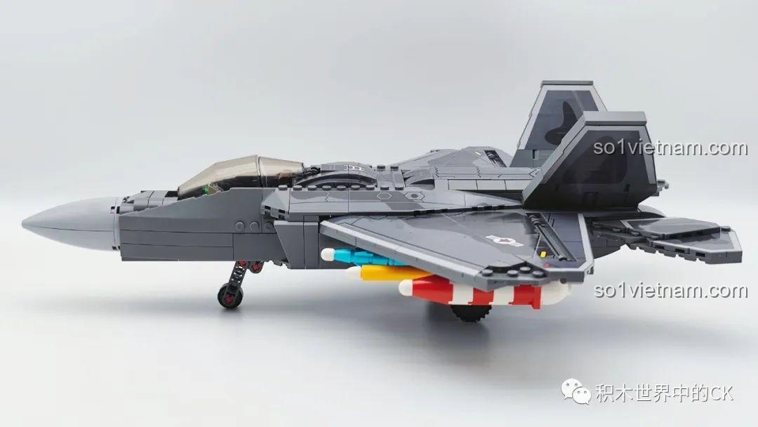 Mô hình hoàn chỉnh của bộ xếp hình Máy bay tàng F-22 207124, nhìn từ góc nghiêng bên hông.