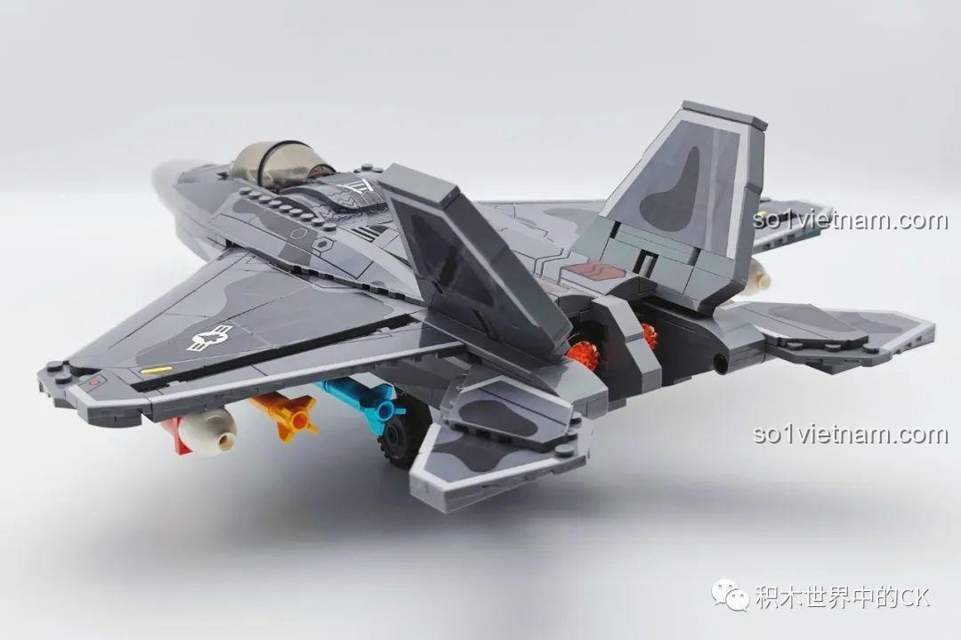 Mô hình hoàn chỉnh của đồ chơi lắp ráp Máy bay chiến đấu F-22 Raptor 207124, nhìn từ phía sau nghiêng.