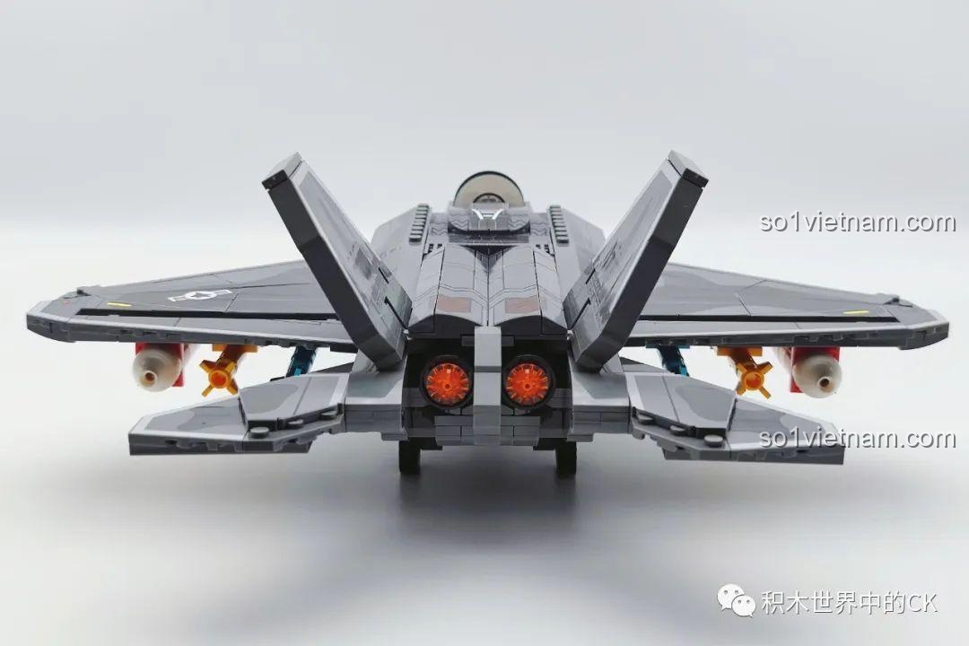 Mô hình hoàn chỉnh của đồ chơi lắp ráp Máy bay chiến đấu F-22 Raptor 207124, nhìn trực diện từ phía sau.