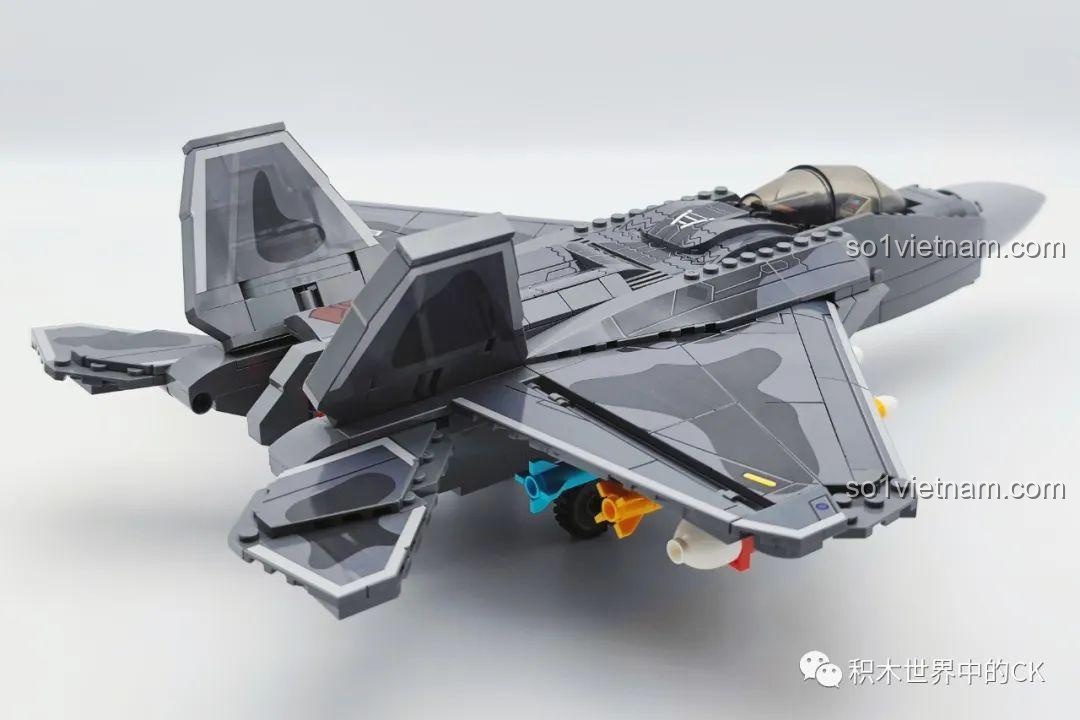 Mô hình hoàn chỉnh của đồ chơi lắp ráp Máy bay chiến đấu F-22 Raptor 207124, nhìn từ trên xuống nghiêng.