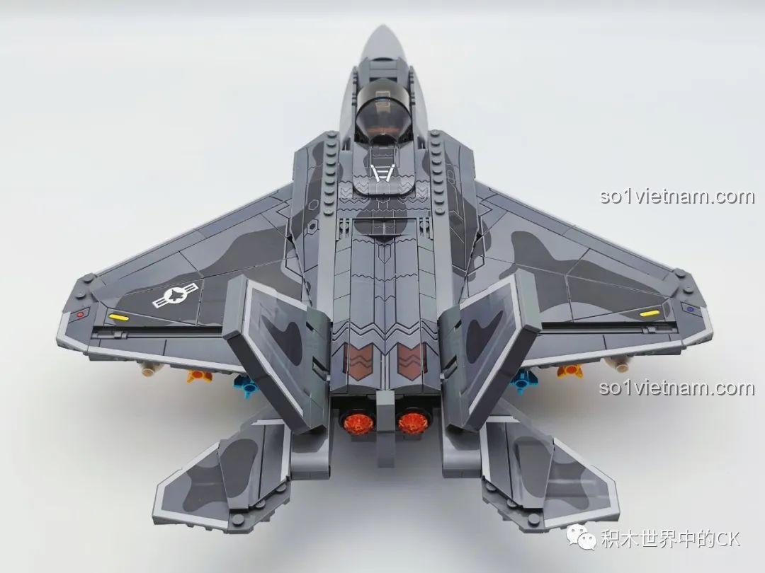 Mô hình hoàn chỉnh của đồ chơi lắp ráp Máy bay chiến đấu F-22 Raptor 207124, nhìn từ trên xuống phía sau.