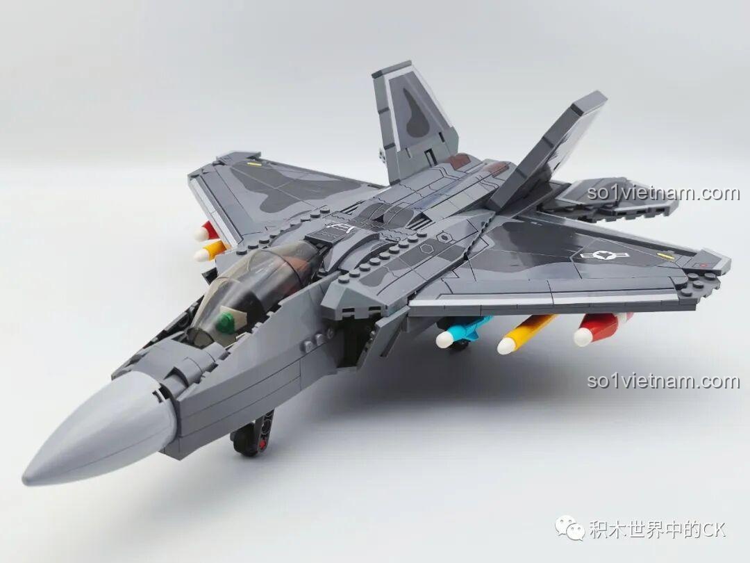 Mô hình hoàn chỉnh của đồ chơi lắp ráp Máy bay chiến đấu F-22 Raptor 207124, nhìn từ phía trước nghiêng.
