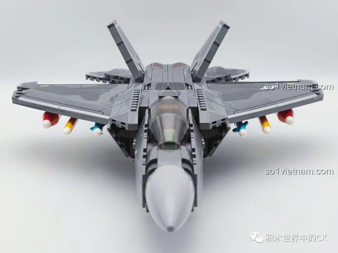 Mô hình hoàn chỉnh của đồ chơi lắp ráp F-22 Raptor 207124, nhìn trực diện từ phía trước.