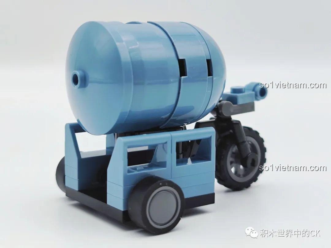 Mặt sau của chiếc xe ba bánh chở thùng trong bộ lắp ráp Máy bay chiến đấu F-22 Raptor 207124.