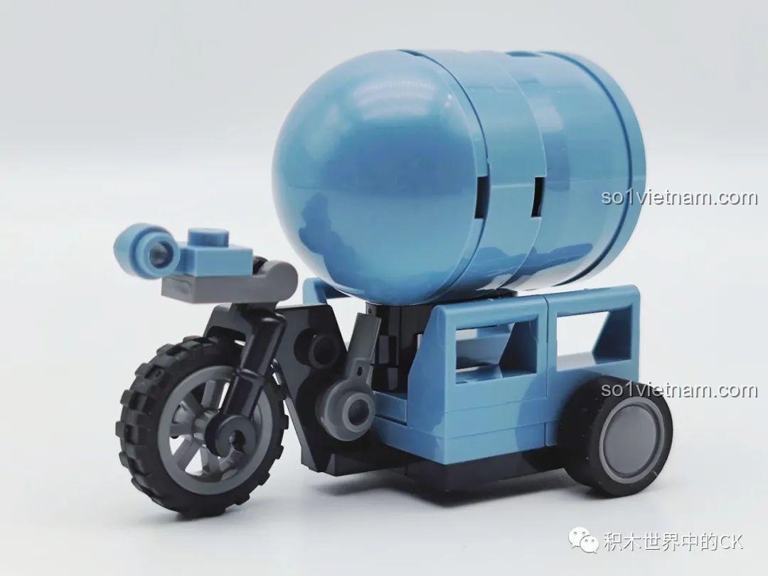 Chiếc xe ba bánh chở thùng màu xanh đi kèm bộ lắp ráp SEMBO 207124 F-22 Raptor, nhìn từ phía trước.