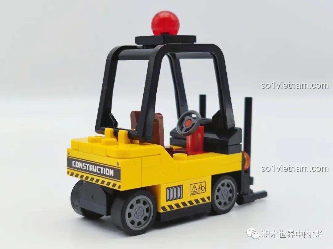 Góc nhìn nghiêng của chiếc xe nâng trong bộ lắp ráp Máy bay chiến đấu F-22 Raptor 207124.