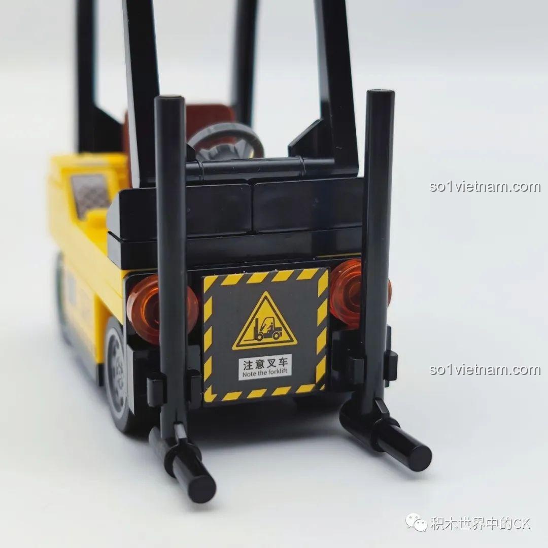 Mặt sau của chiếc xe nâng trong bộ lắp ráp SEMBO 207124 F-22 Raptor, với biển báo chú ý.