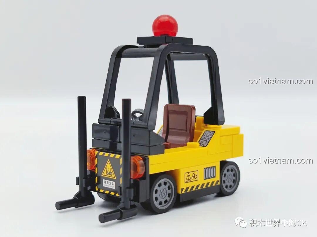 Chiếc xe nâng màu vàng đi kèm bộ lắp ráp SEMBO 207124 F-22 Raptor, nhìn từ phía trước.