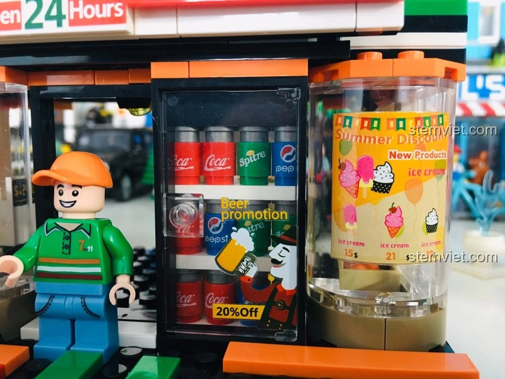 Tủ lạnh đồ uống và quảng cáo khuyến mãi bia, kem trên mô hình Cửa hàng tiện lợi 7-Eleven SEMBO 601017, rất sinh động.