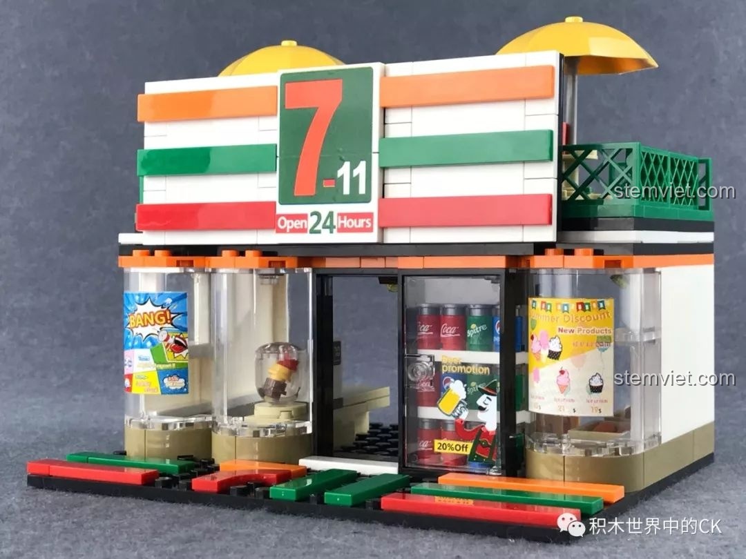 Góc nhìn chính diện mô hình hoàn thiện trong bài review SEMBO 601017 Tiệm tạp hóa 7-Eleven, thấy rõ các chi tiết mặt tiền.