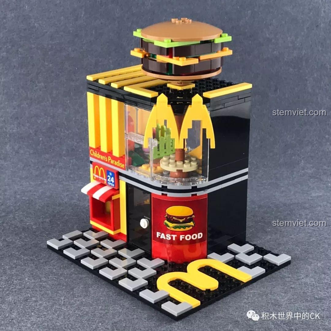 Góc nhìn khác của mô hình SEMBO 601021 hoàn thiện, khoe trọn vẹn thiết kế logo chữ M và cấu trúc hai tầng.