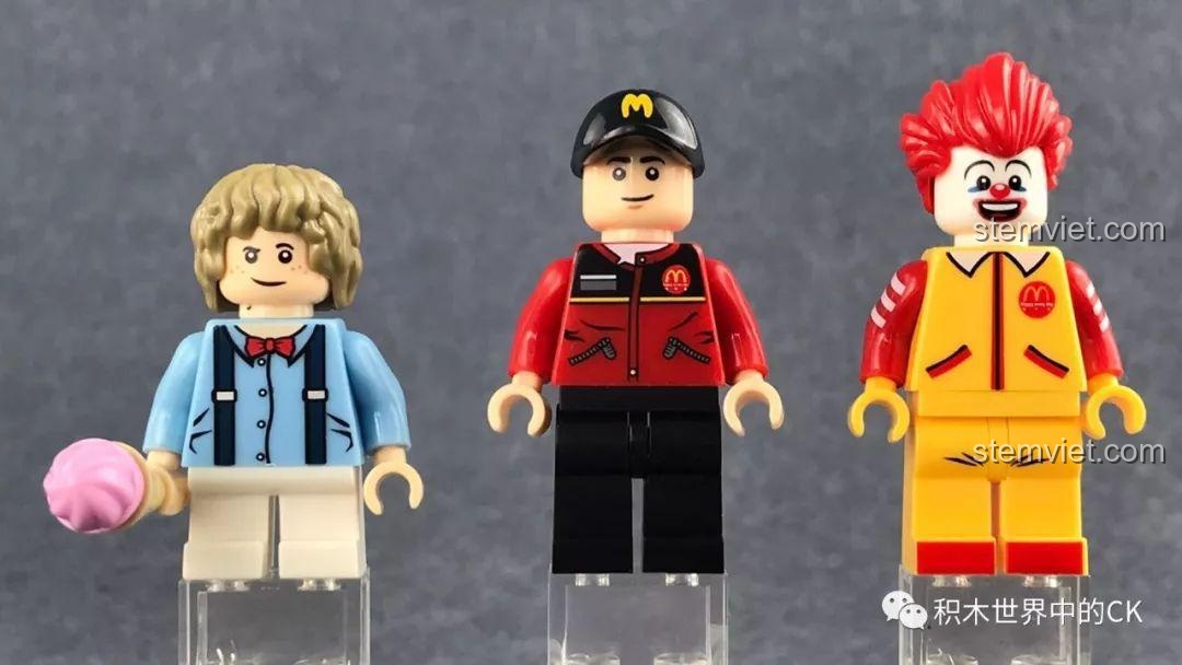 Ba minifigures của bộ SEMBO 601021 đứng cạnh nhau, thể hiện chi tiết in sắc nét trên thân và biểu cảm khuôn mặt.