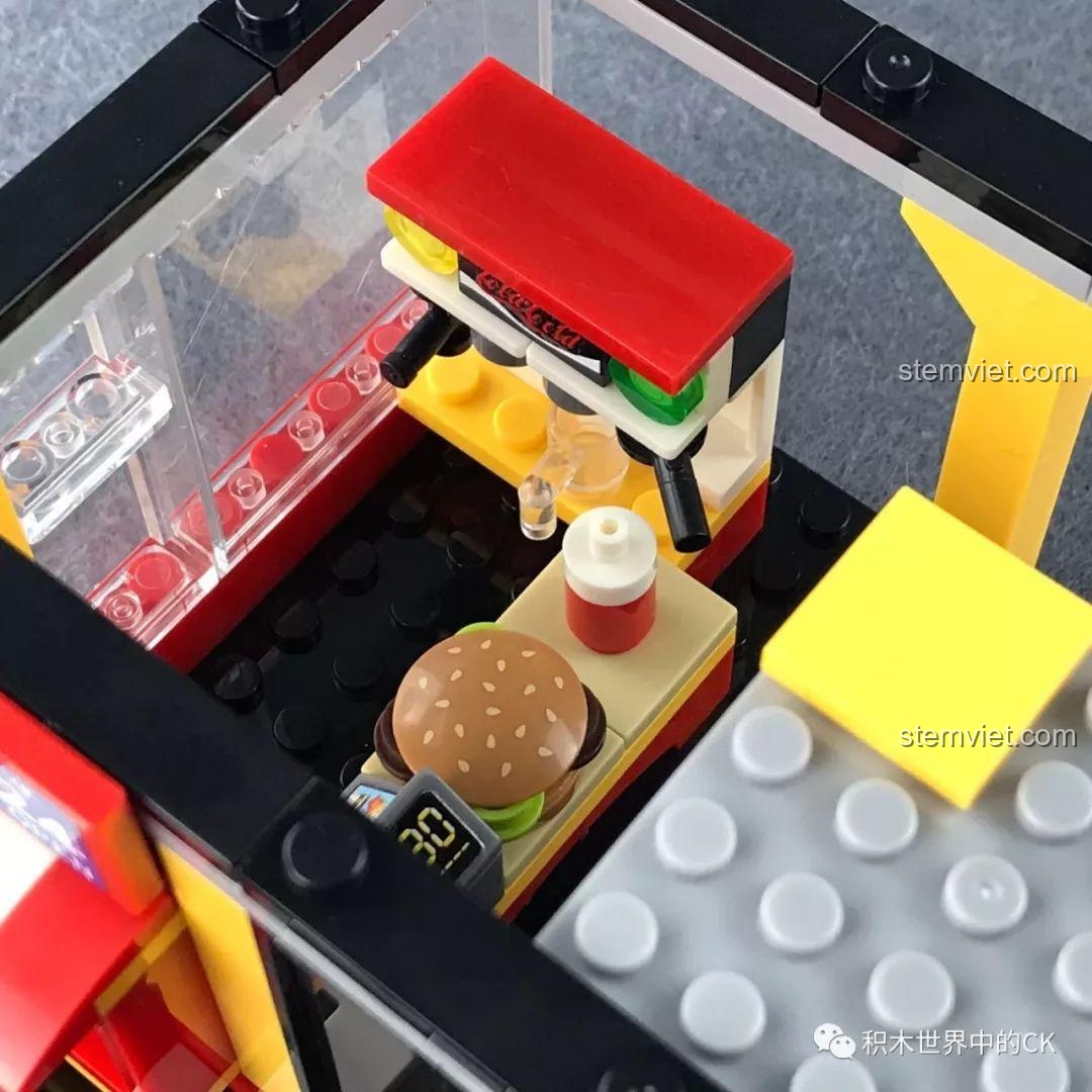 Nội thất tầng một của bộ Cửa hàng McDonald's SEMBO siêu tiết kiệm, bao gồm quầy thu ngân và máy bán nước ngọt.