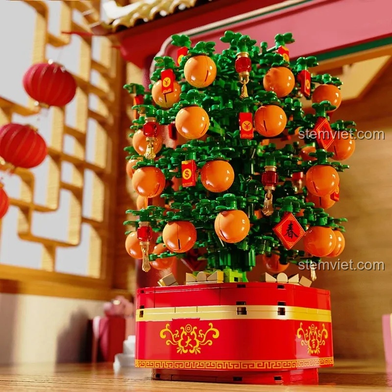 Mô hình cây quất vàng SEMBO 601145 với quả và đèn lồng trang trí, đặt trong chậu đỏ rực rỡ.