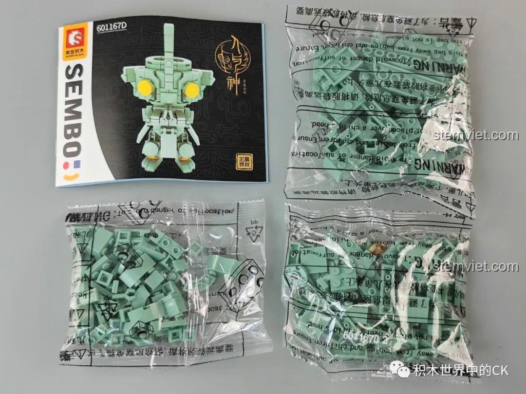 Các mảnh ghép và sách hướng dẫn của bộ lắp ráp Sembo 601167 Tượng Người Đội Mũ Cao, sẵn sàng để lắp.