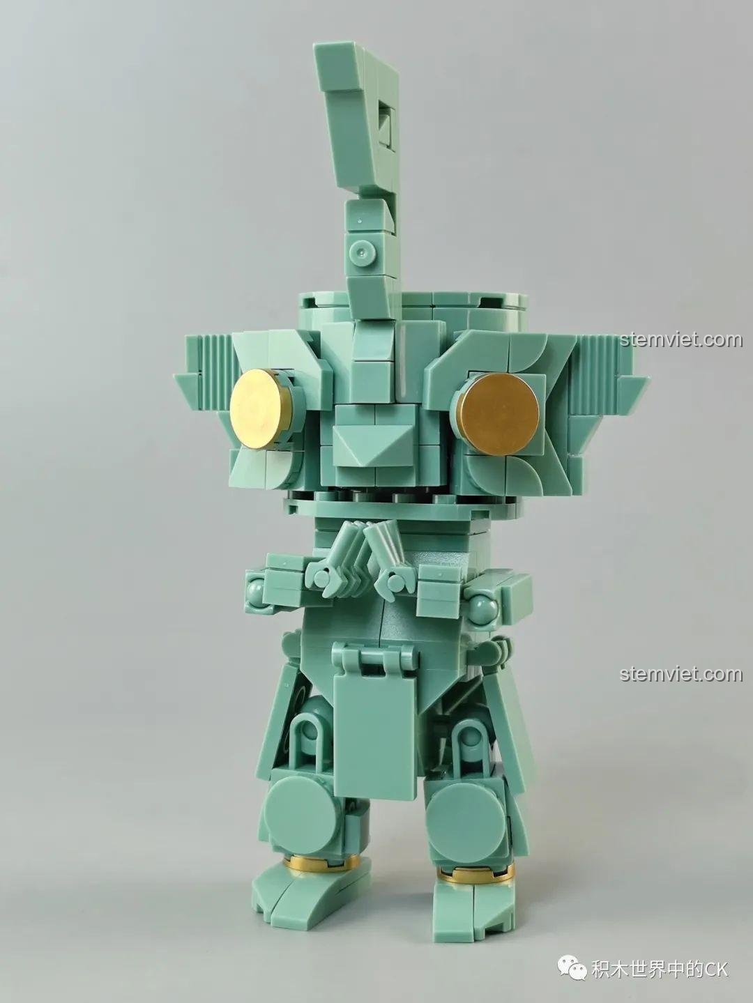 Mô hình Tượng Người Đội Mũ Cao từ bộ lắp ráp Sembo 601167 Sanxingdui đã hoàn thành, nhìn từ phía trước.