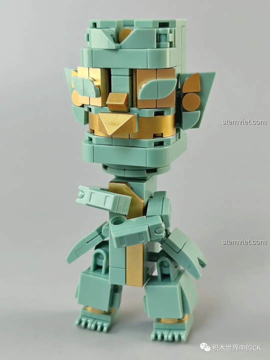 Mô hình Tượng Người Mặt Nạ Vàng từ bộ lắp ráp Sembo 601167 Sanxingdui đã hoàn thành, nhìn từ phía trước.