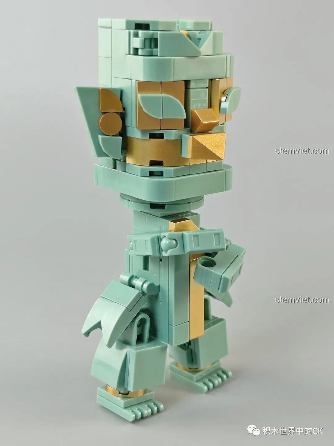 Cận cảnh khuôn mặt và mặt nạ vàng của Tượng Người Mặt Nạ Vàng Sembo 601167, điểm nhấn độc đáo.