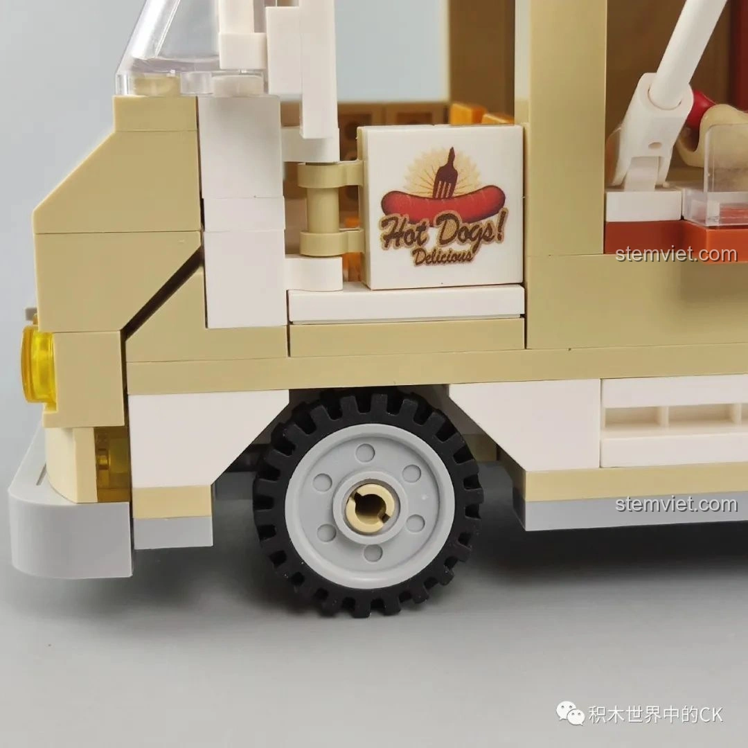 Cận cảnh bánh xe sau và chi tiết decal nhỏ ở phía sau của xe hot dog SEMBO 601301. Đánh giá SEMBO 601301 Xe bán hot dog.