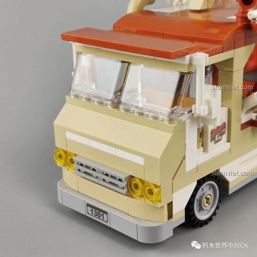 Cận cảnh bánh xe trước và chi tiết decal nhỏ ở phía trước của xe hot dog SEMBO 601301. Cảm nhận SEMBO 601301 Xe tải thực phẩm.