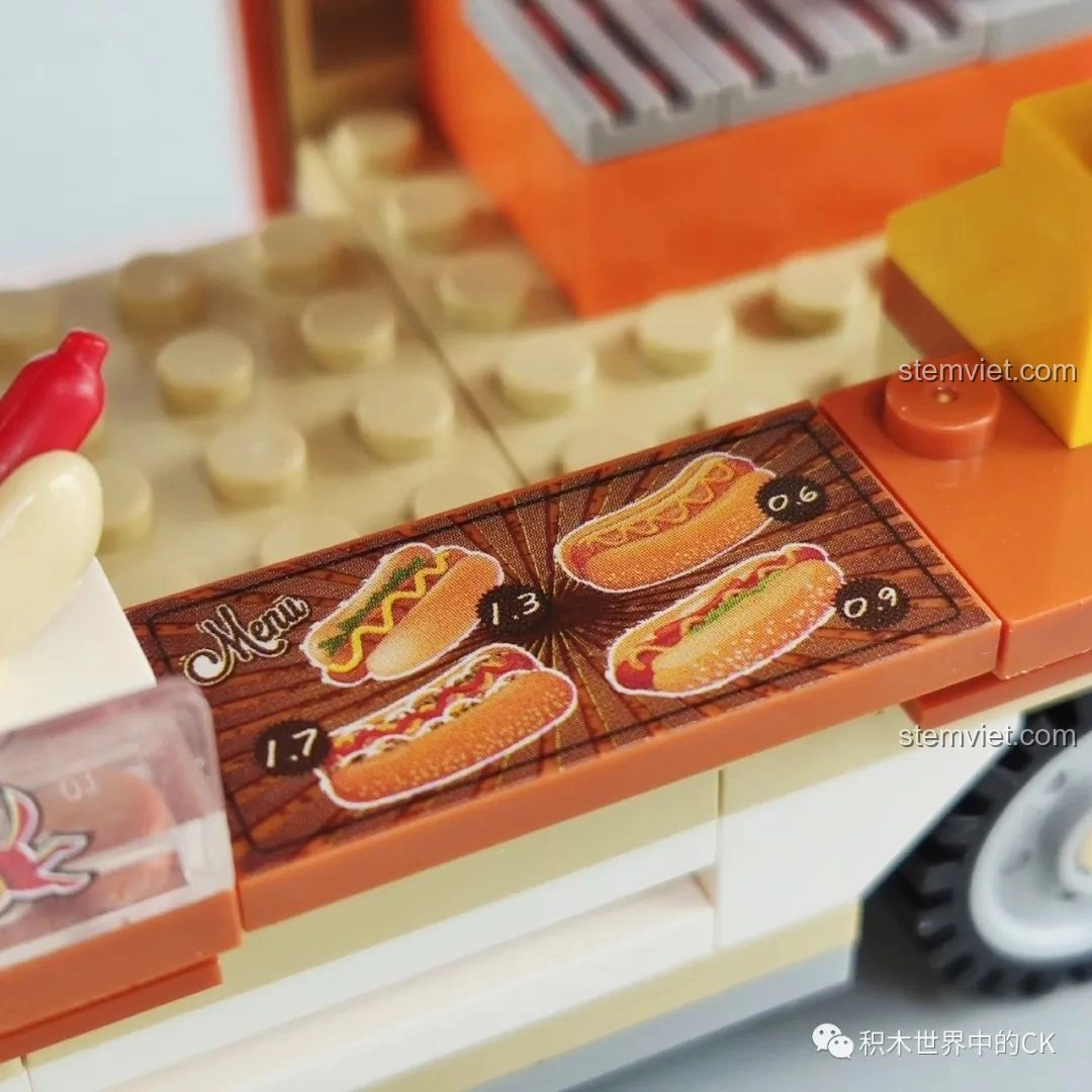 Cận cảnh bếp nướng hot dog bên trong xe SEMBO 601301, với hai chiếc xúc xích đang nướng. Đánh giá SEMBO 601301 Xe bán hot dog.