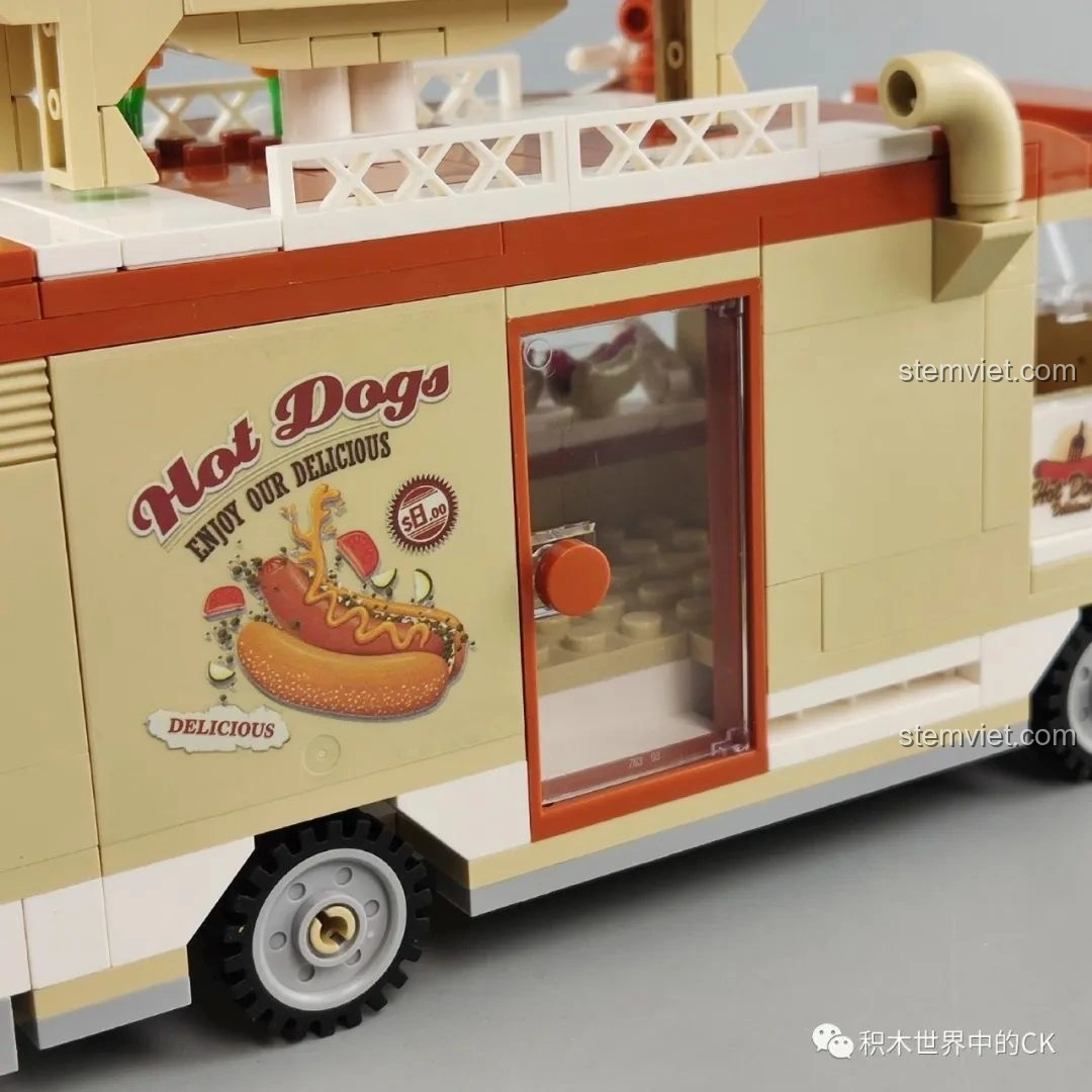 Cận cảnh biển hiệu chú chó hot dog trên nóc xe SEMBO 601301, với dòng chữ 'HOT DOG Fresh!'. Đánh giá SEMBO 601301 Xe bán hot dog.