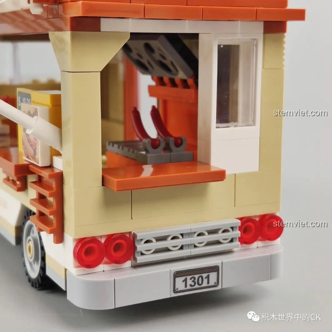 Cận cảnh cửa bên hông xe hot dog SEMBO 601301, với decal lớn và tay nắm cửa. Cảm nhận SEMBO 601301 Xe tải thực phẩm.