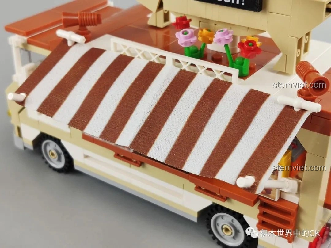 Cận cảnh cửa sau của xe hot dog SEMBO 601301, với đèn hậu và biển số. Đánh giá SEMBO 601301 Xe bán hot dog.