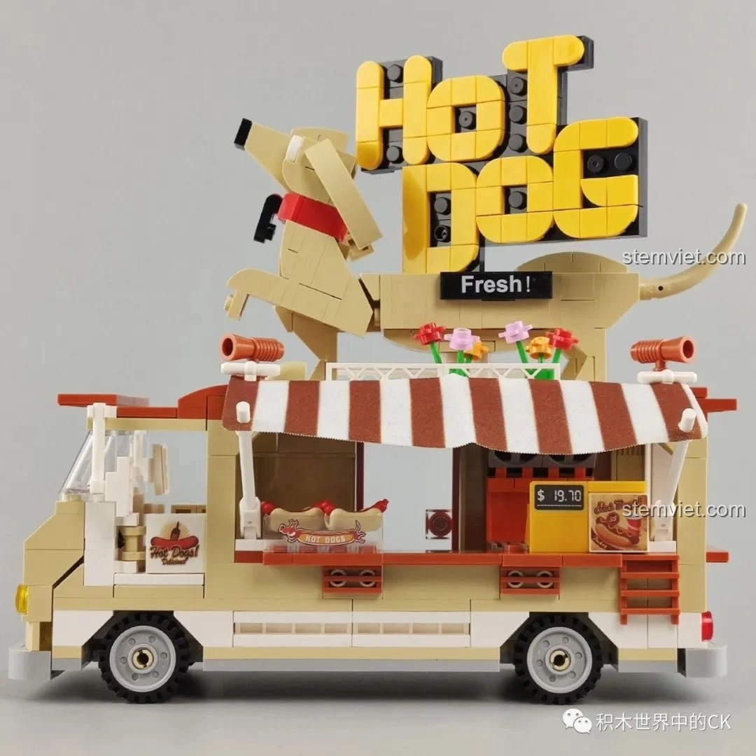 Góc nhìn chéo bên hông của mô hình xe bán hot dog SEMBO 601301, thể hiện rõ quầy hàng và các chi tiết trang trí. Đánh giá SEMBO 601301 Xe bán hot dog.