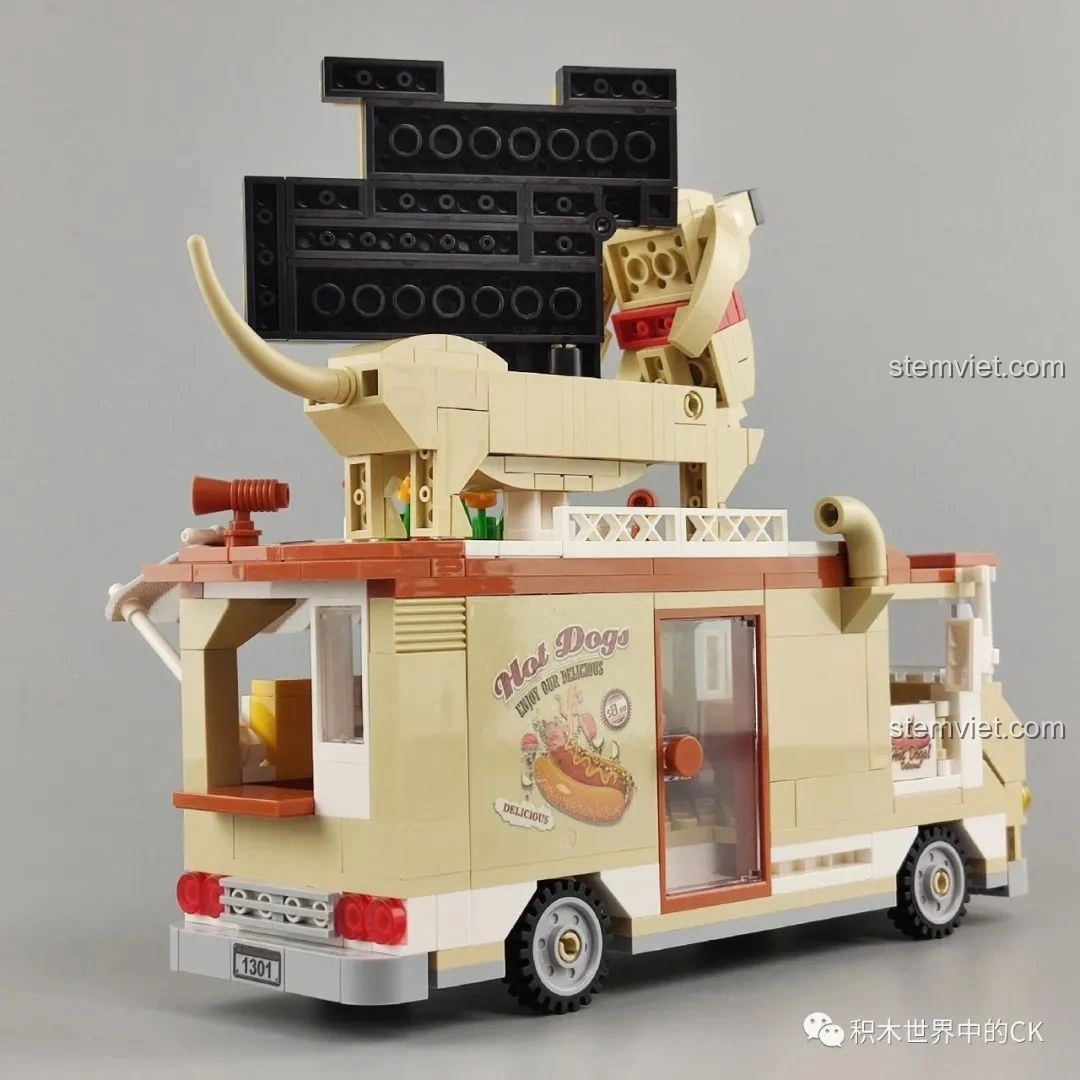 Góc nhìn chéo từ phía sau của mô hình xe bán hot dog SEMBO 601301, nổi bật biển hiệu và cửa sổ. Đánh giá SEMBO 601301 Xe bán hot dog.