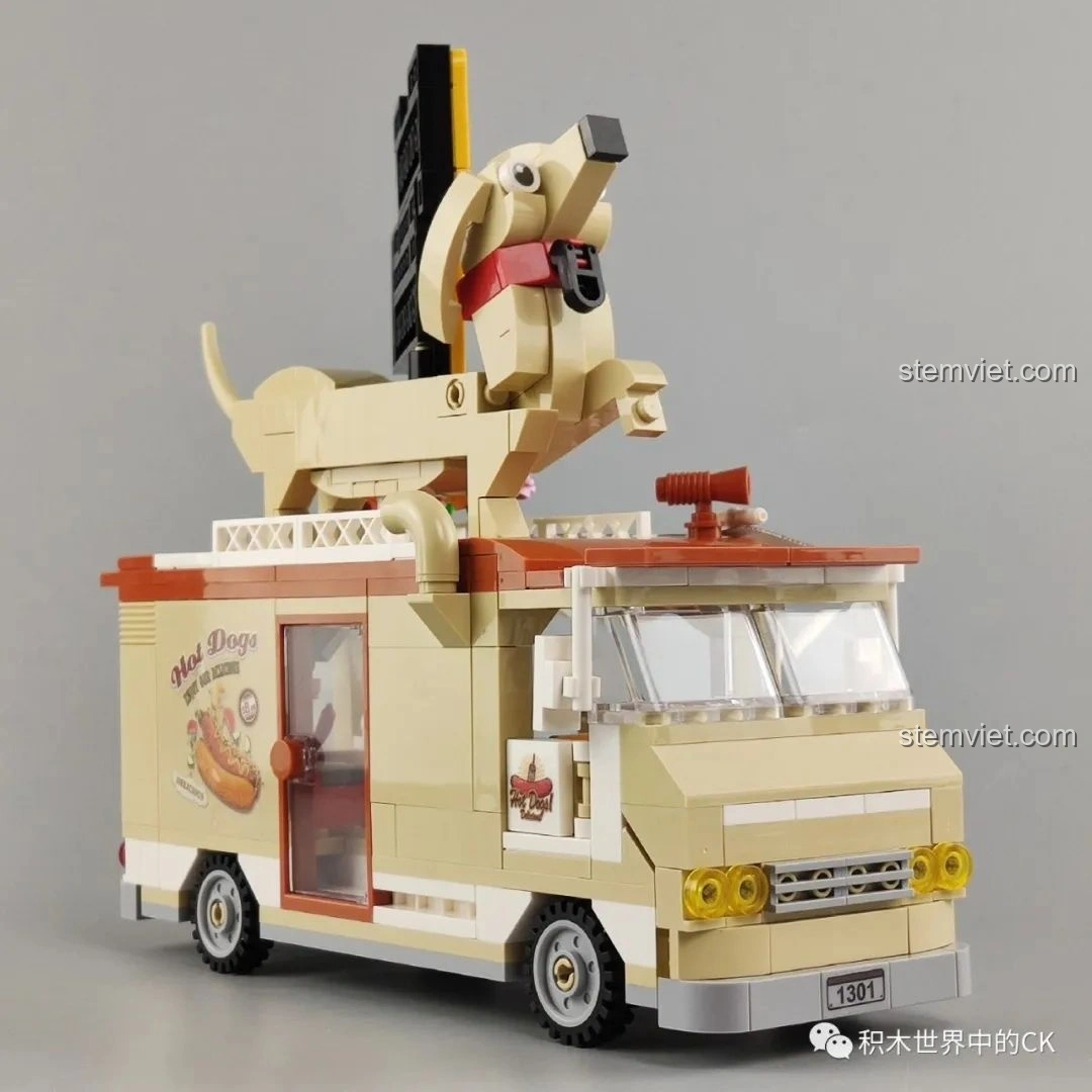 Góc nhìn chéo từ phía trước và cao của mô hình xe bán hot dog SEMBO 601301, cho thấy tổng thể xe. Đánh giá SEMBO 601301 Xe bán hot dog.