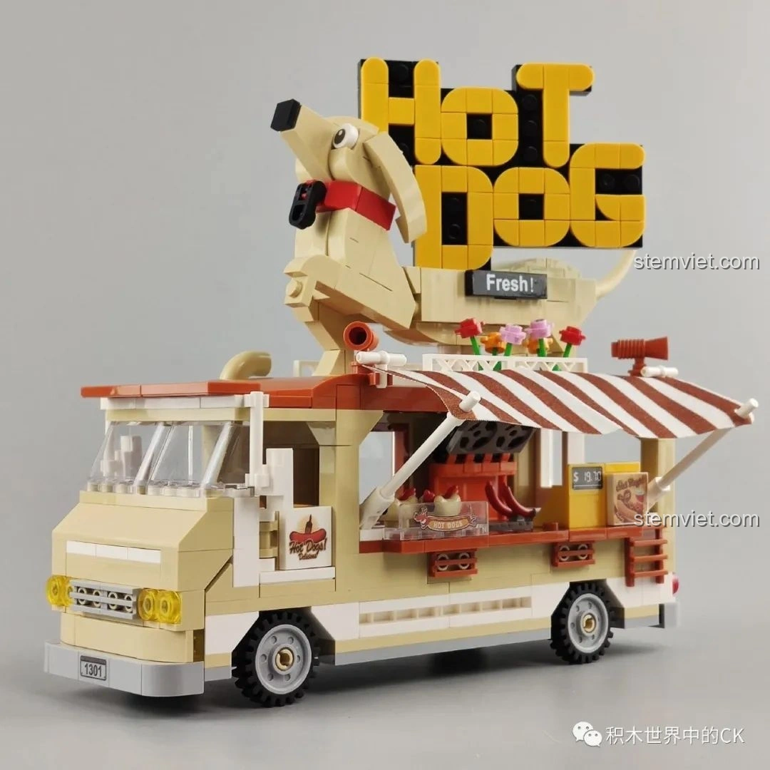 Góc nhìn chéo từ phía trước của mô hình xe bán hot dog SEMBO 601301, nổi bật biển hiệu chó và mái che. Đánh giá SEMBO 601301 Xe bán hot dog.