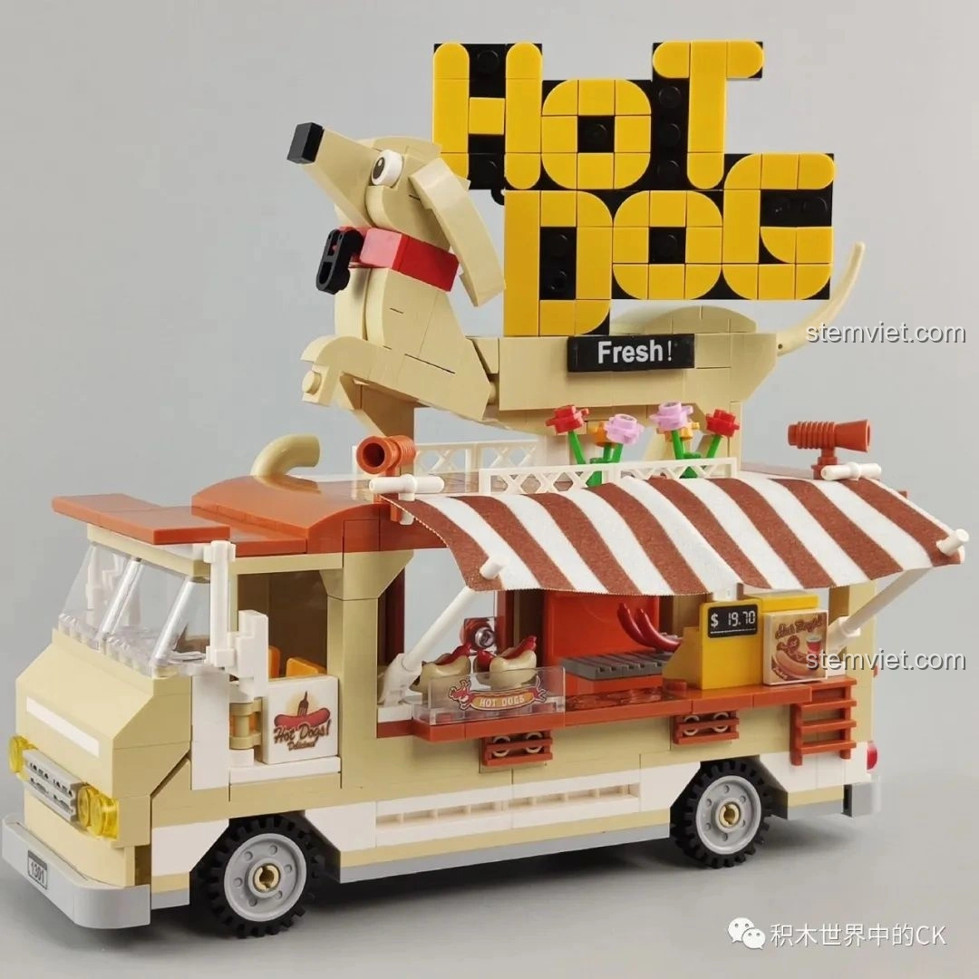 Mô hình xe bán hot dog SEMBO 601301 đã hoàn thành với mái che và biển hiệu chó hot dog độc đáo. Trải nghiệm SEMBO 301 Xe bán hot dog.