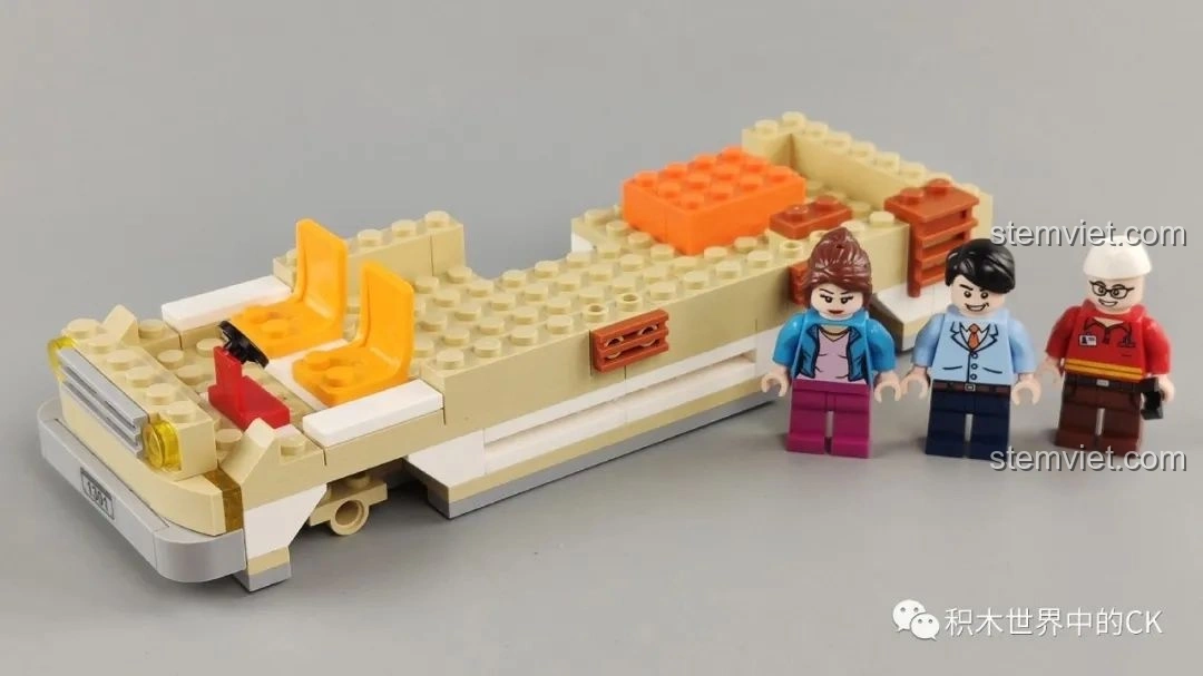 Khung xe cơ bản và các minifigure của bộ SEMBO 601301 Xe Bán Hot Dog Lưu Động, bước đầu tiên của quá trình lắp ráp. Cảm nhận SEMBO 601301 Xe tải thực phẩm.