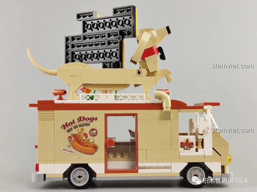 Mặt bên của xe bán hot dog SEMBO 601301, với decal hình hot dog lớn và cửa sổ. Trải nghiệm SEMBO 301 Xe bán hot dog.