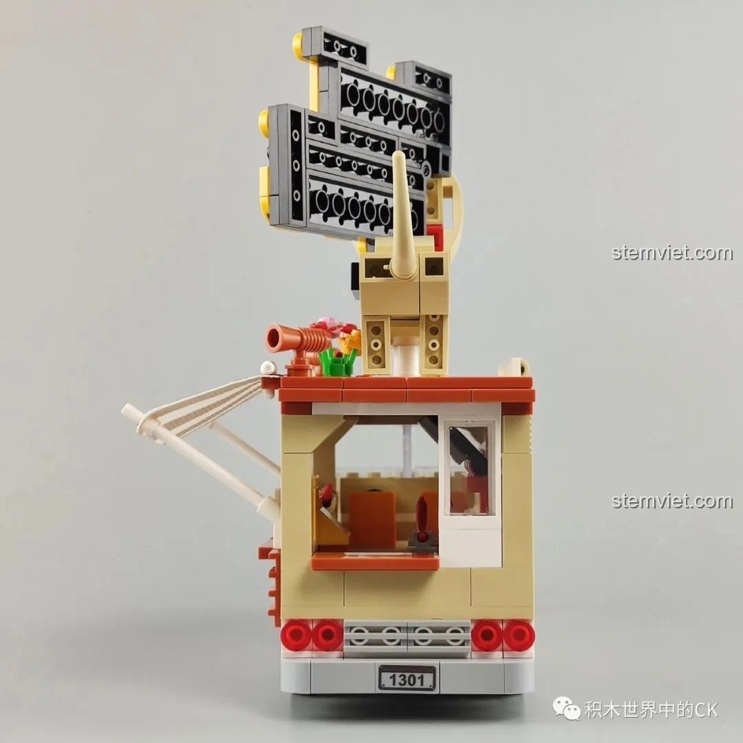 Mặt sau của xe bán hot dog SEMBO 601301, với đèn hậu đỏ và biển số. Cảm nhận SEMBO 601301 Xe tải thực phẩm.