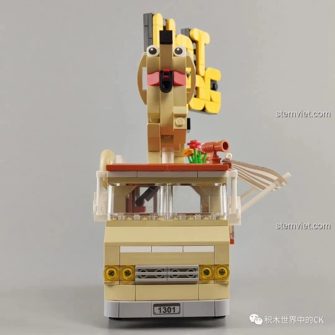 Mặt trước của xe bán hot dog SEMBO 601301, với biển số 1301 và đèn pha vàng nổi bật. Trải nghiệm SEMBO 301 Xe bán hot dog.