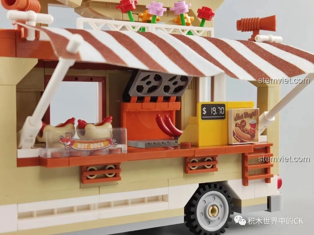 Cận cảnh menu hot dog với các loại và giá cả khác nhau trên xe SEMBO 601301. Cảm nhận SEMBO 601301 Xe tải thực phẩm.