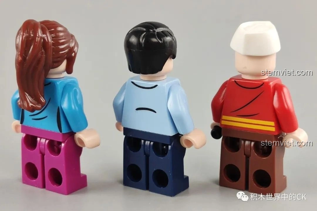 Cận cảnh ba nhân vật minifigure từ phía sau, cho thấy chi tiết in ấn trên lưng và thiết kế tóc. Cảm nhận SEMBO 601301 Xe tải thực phẩm.