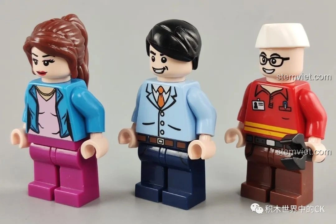 Cận cảnh ba nhân vật minifigure từ phía trước, thể hiện rõ trang phục và biểu cảm của họ. Đánh giá SEMBO 601301 Xe bán hot dog.