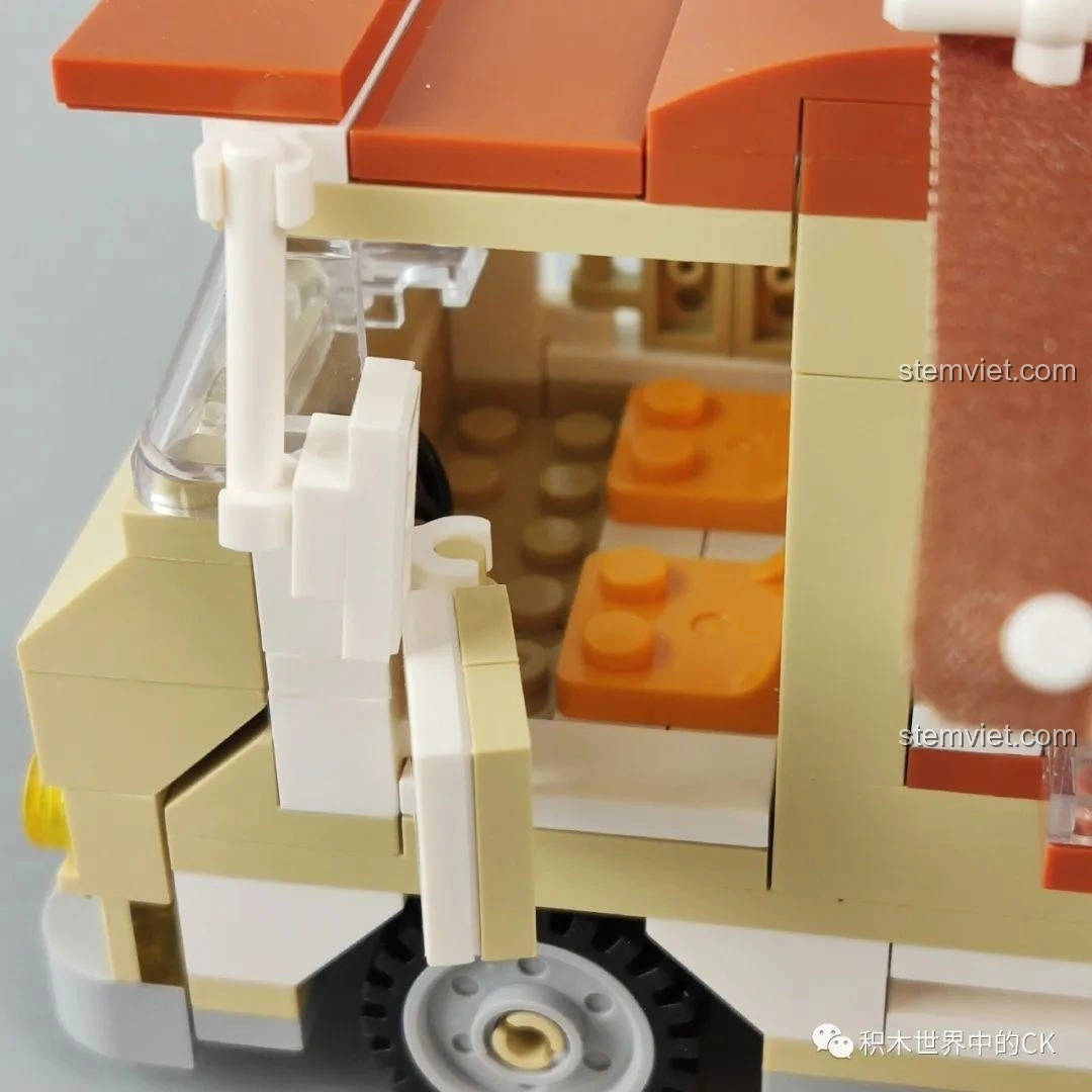 Cận cảnh quầy hàng bên trong xe hot dog SEMBO 601301, với các chi tiết hot dog và máy tính tiền. Đánh giá SEMBO 601301 Xe bán hot dog.