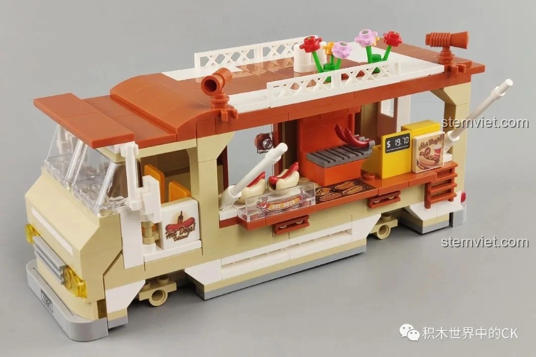 Thân xe hot dog của bộ SEMBO 601301 Xe Bán Hot Dog Lưu Động đang được hoàn thiện, chưa có mái che. Đánh giá SEMBO 601301 Xe bán hot dog.