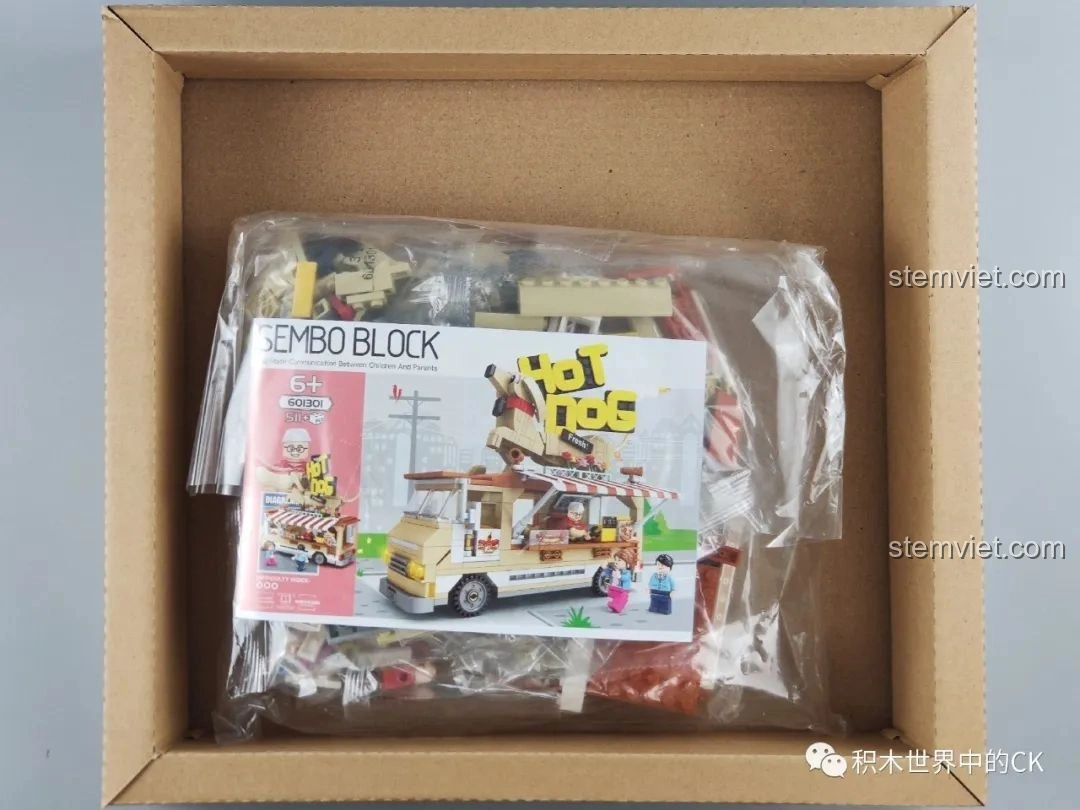 Bên trong hộp đồ chơi SEMBO 601301 Xe Bán Hot Dog Lưu Động, các túi mảnh ghép được đóng gói cẩn thận. Trải nghiệm SEMBO 301 Xe bán hot dog.