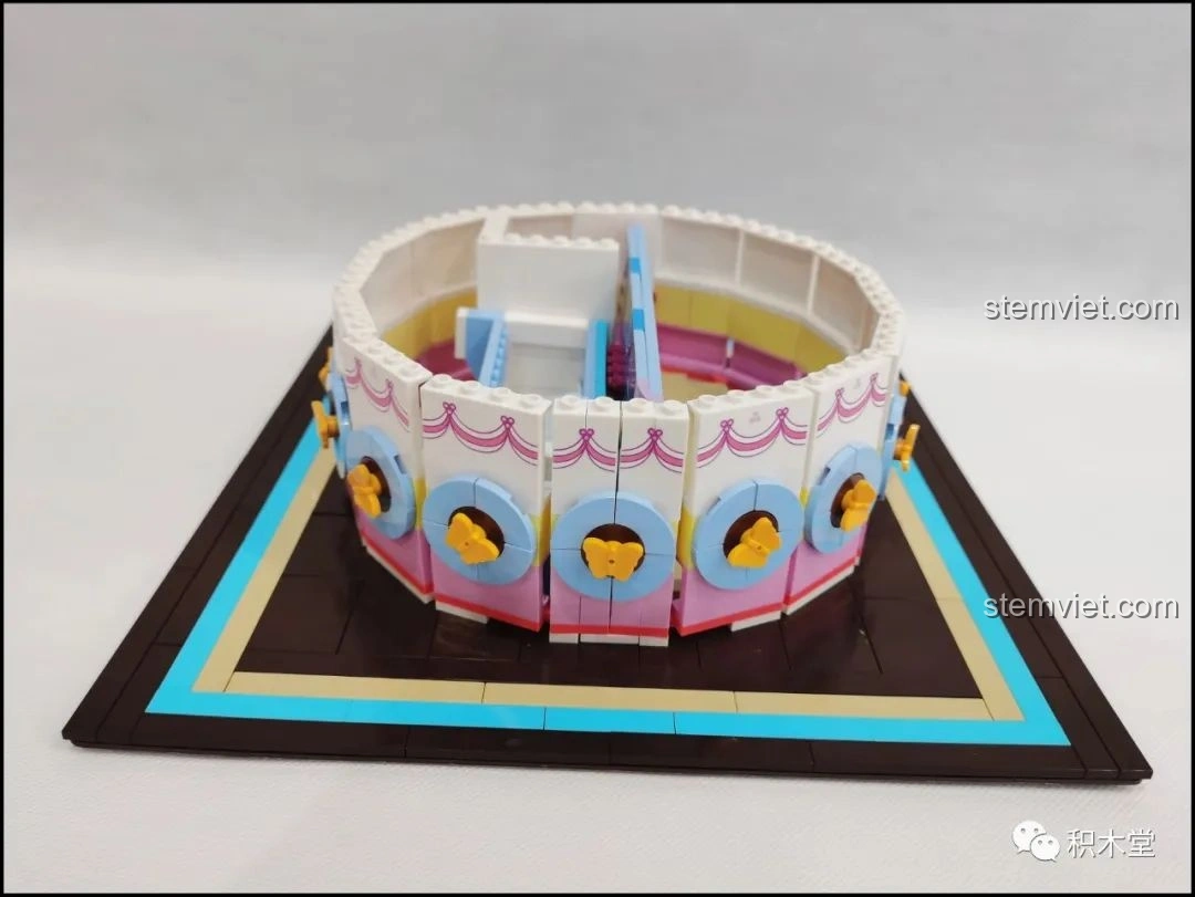 Mô hình Bánh Kem Hộp Quà Sembo 601400 đang dần hoàn thiện với phần thân vững chắc