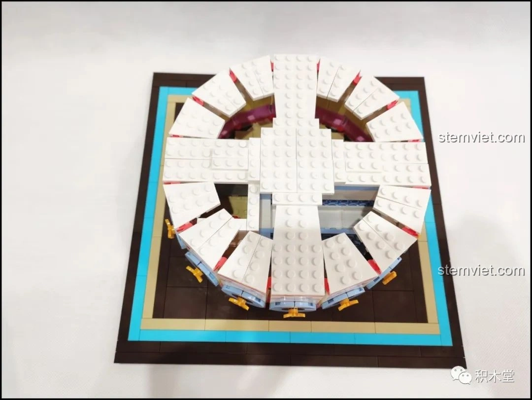 Mô hình Bánh Kem Hộp Quà Sembo 601400 đã hoàn thiện phần thân và nắp, sẵn sàng trang trí