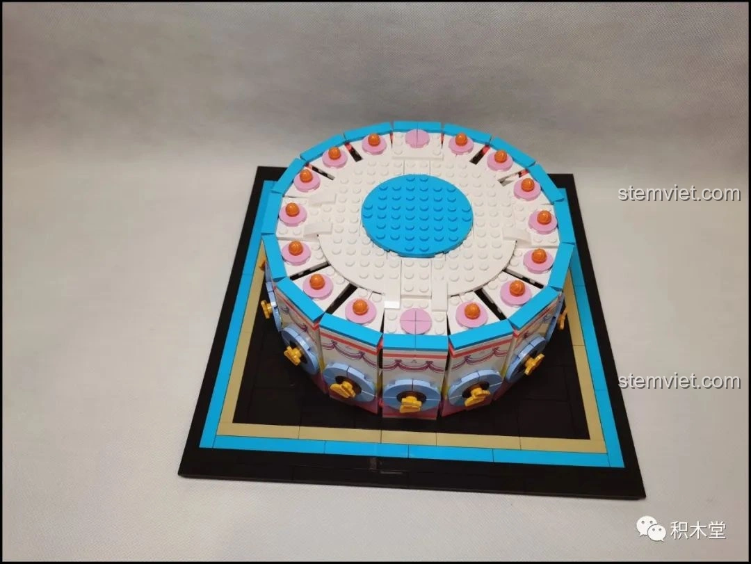 Mô hình Bánh Kem Hộp Quà Sembo 601400 đã hoàn thiện với đầy đủ chi tiết trang trí và minifigures