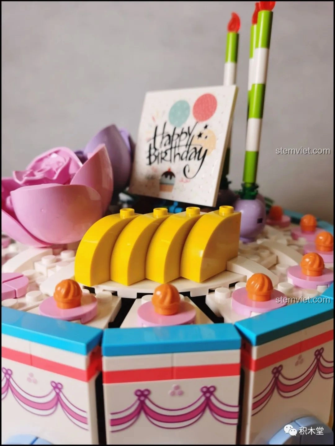 Mô hình Bánh Kem Hộp Quà Sembo 601400 với hai minifigure cô dâu chú rể trên đỉnh bánh