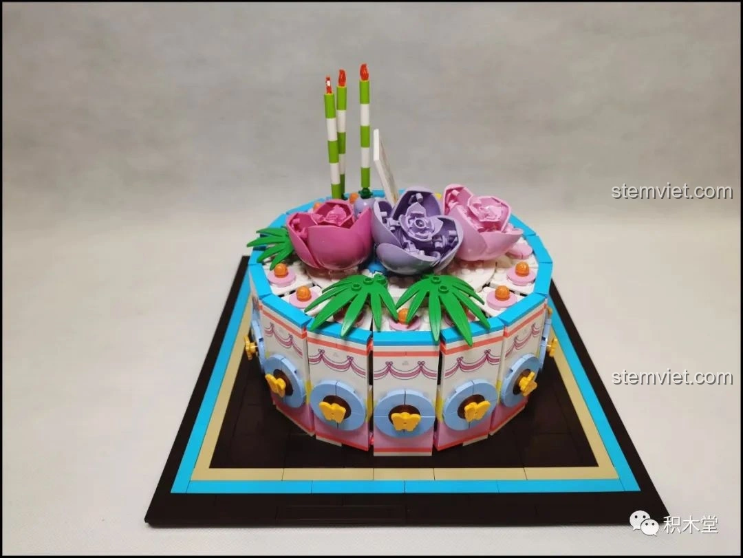 Mô hình Bánh Kem Hộp Quà Sembo 601400 có thể mở ra làm đôi, tạo không gian trưng bày