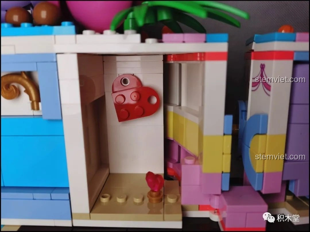 Góc nhìn từ trên xuống của mô hình Bánh Kem Hộp Quà Sembo 601400 trong hộp quà